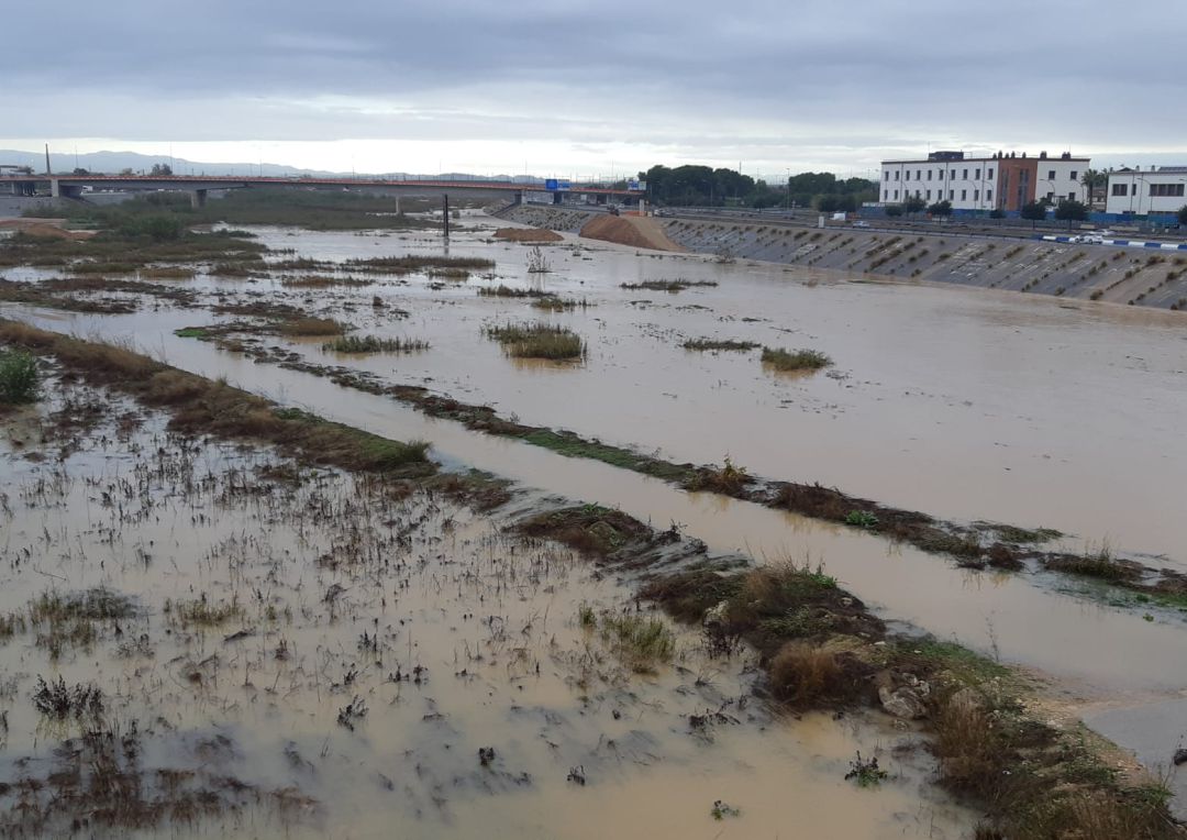 El cauce del Turia en una imagen de este sábado, tras las lluvias de ayer El cauce del Turia en una imagen de este sábado, tras las lluvias de ayer