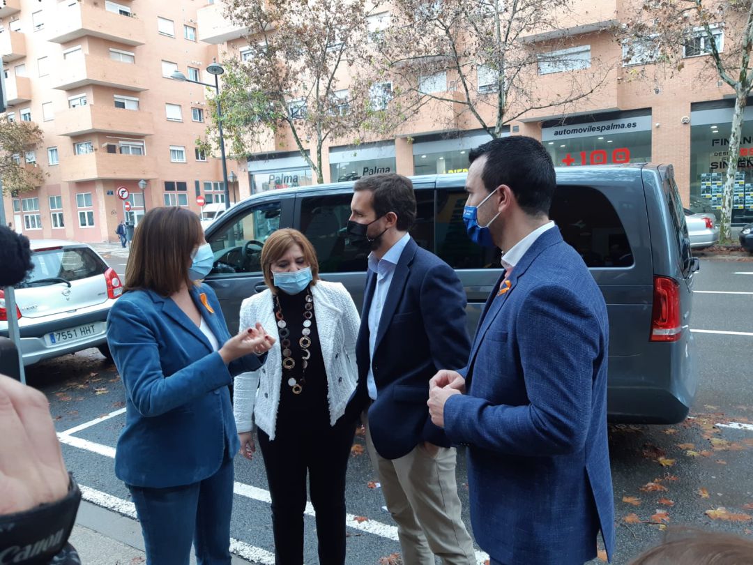 El líder del PP, Pablo Casado, ha visitado este sábado València para, entre otras cosas, reunirse con miembros de la comunidad educativa concertada. El líder del PP, Pablo Casado, ha visitado este sábado València para, entre otras cosas, reunirse con miembros de la comunidad educativa concertada.