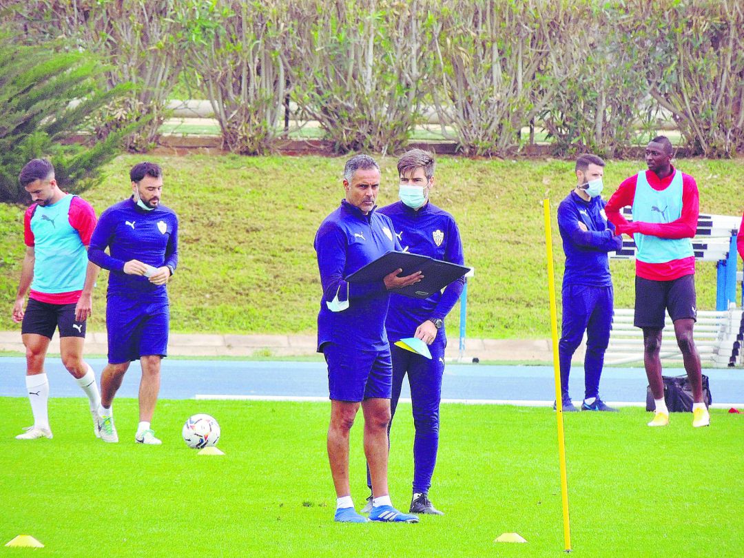 José Gomes tomando apuntes en el entrenamiento. José Gomes tomando apuntes en el entrenamiento.