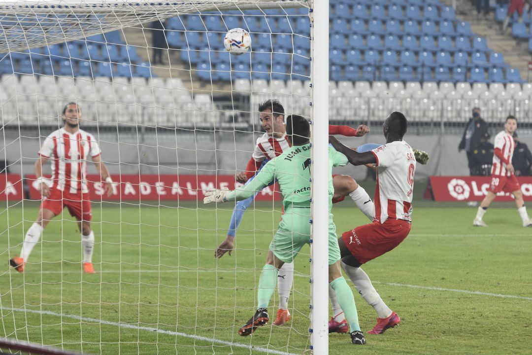 Pedro Mendes, Juan Villar y Umar Sadiq en el Almería-Girona. Pedro Mendes, Juan Villar y Umar Sadiq en el Almería-Girona.