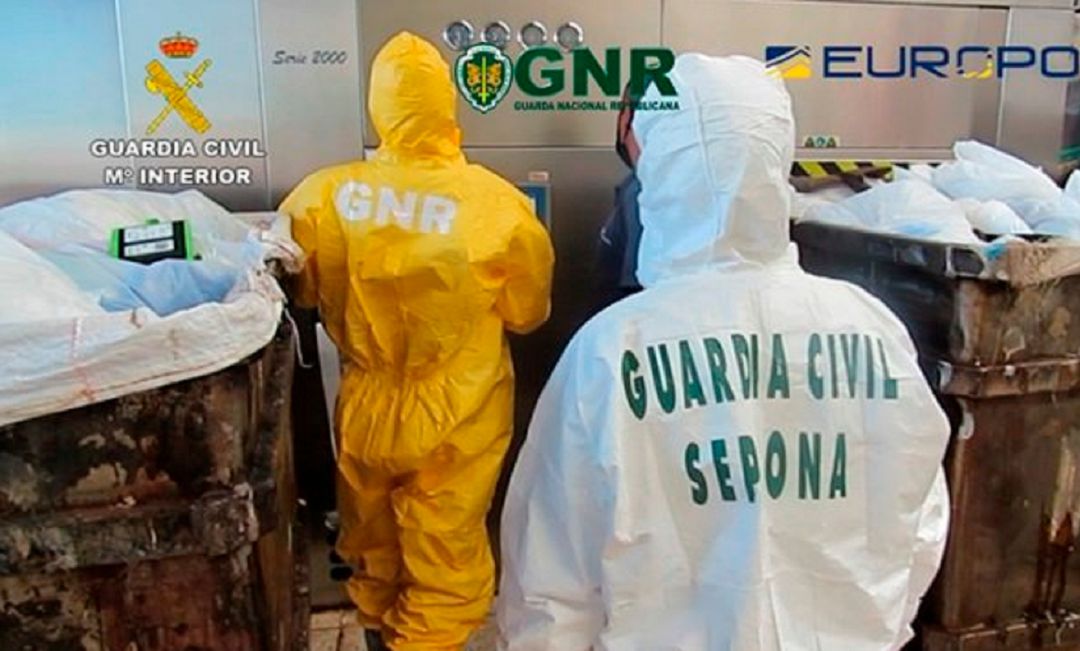 La Guardia Civil detiene a 20 personas de una empresa americana que no gestionaba residuos sanitarios con los controles suficientes. La Guardia Civil detiene a 20 personas de una empresa americana que no gestionaba residuos sanitarios con los controles suficientes.