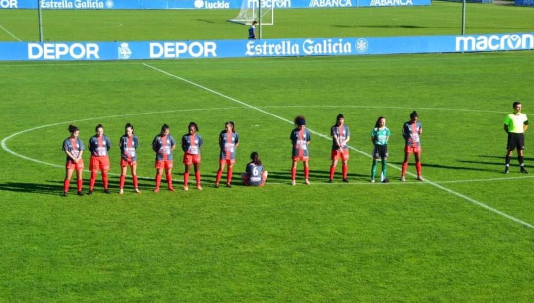 Paula Dapena sentada de espaldas a sus compañeras durante el minuto de silencio. Paula Dapena sentada de espaldas a sus compañeras durante el minuto de silencio.