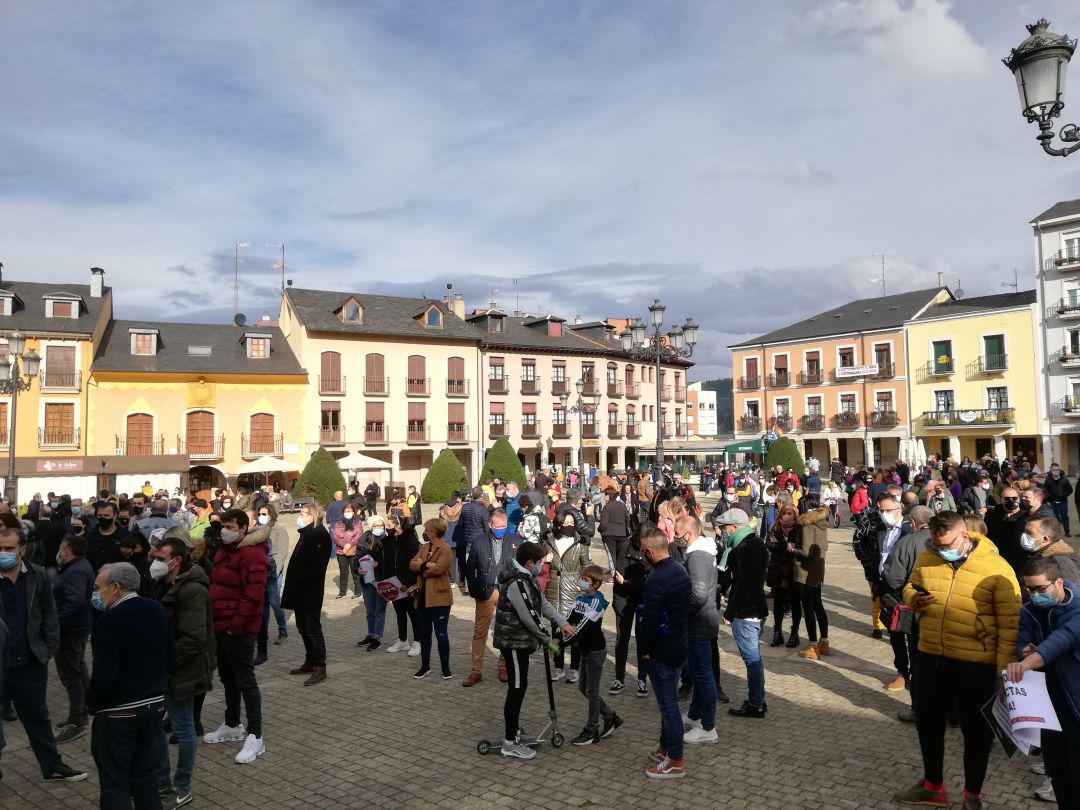 Concentración en la plaza del Ayuntamiento de Ponferrada Concentración en la plaza del Ayuntamiento de Ponferrada
