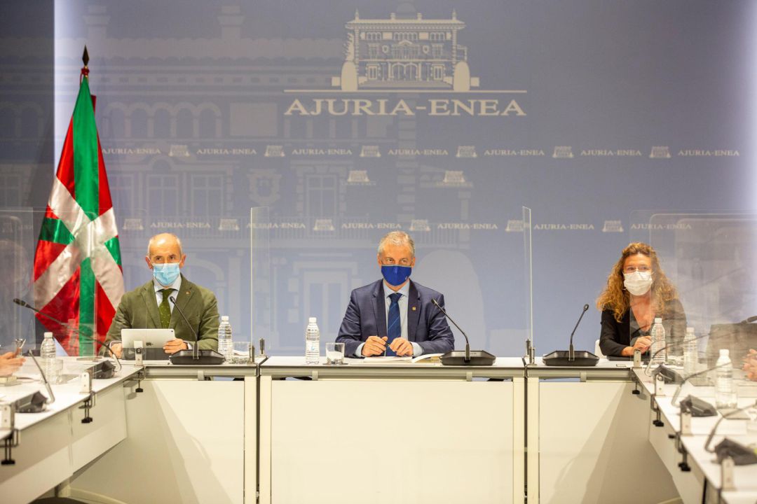 El lehendakari, Iñigo Urkullu (c), entre el vicelehendakari Josu Erkoreka (i), y la consejera de Salud, Gotzone Sagardui (d), durante una reunión del LABI El lehendakari, Iñigo Urkullu (c), entre el vicelehendakari Josu Erkoreka (i), y la consejera de Salud, Gotzone Sagardui (d), durante una reunión del LABI