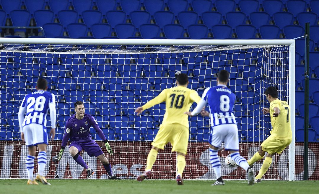 Gerard Moreno adelantaba al Villarreal tras transformar un penalty cometido sobre Estupiñán Gerard Moreno adelantaba al Villarreal tras transformar un penalty cometido sobre Estupiñán
