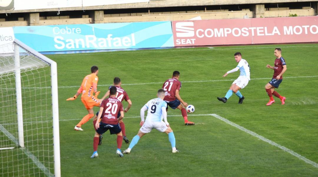 Instante en el que Brais Abelenda chuta para marcar el primer gol del Compostela Instante en el que Brais Abelenda chuta para marcar el primer gol del Compostela