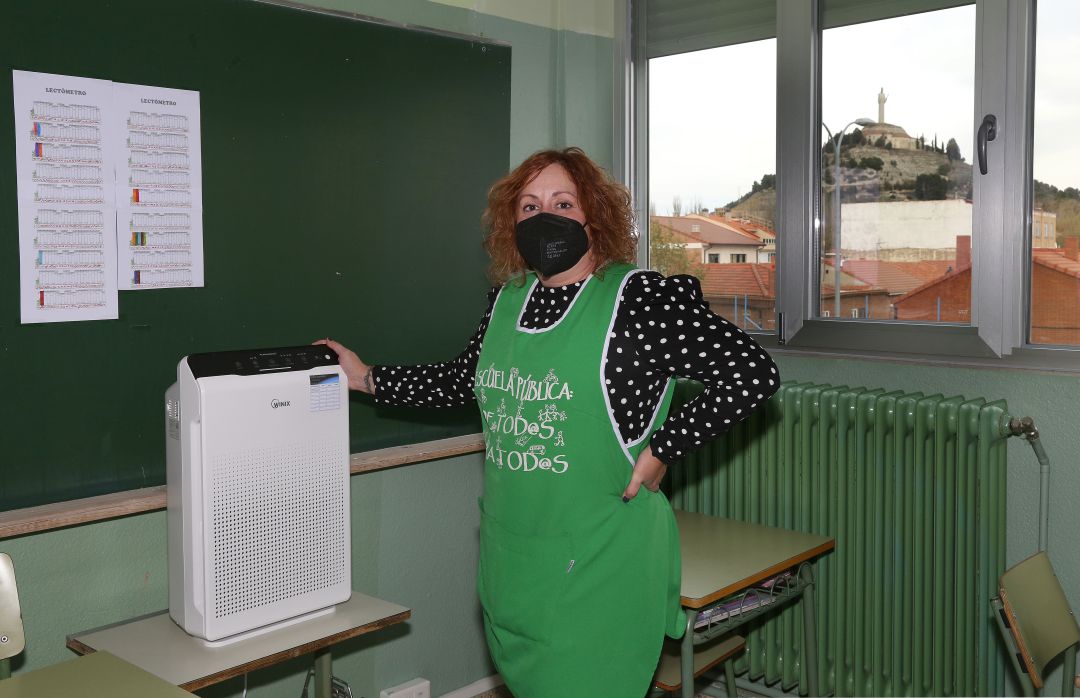 La directora del centro, Vanessa Cabeza, junto a uno de los filtros HEPA instalados en el colegio Juan Mena de Palencia La directora del centro, Vanessa Cabeza, junto a uno de los filtros HEPA instalados en el colegio Juan Mena de Palencia