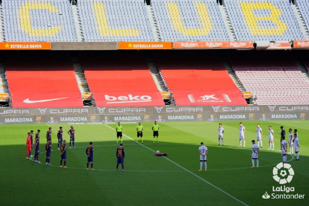 Minuto de silencio en el Camp Nou por Maradona en los prolegómenos del Barça 4 - Osasuna 0 Minuto de silencio en el Camp Nou por Maradona en los prolegómenos del Barça 4 - Osasuna 0