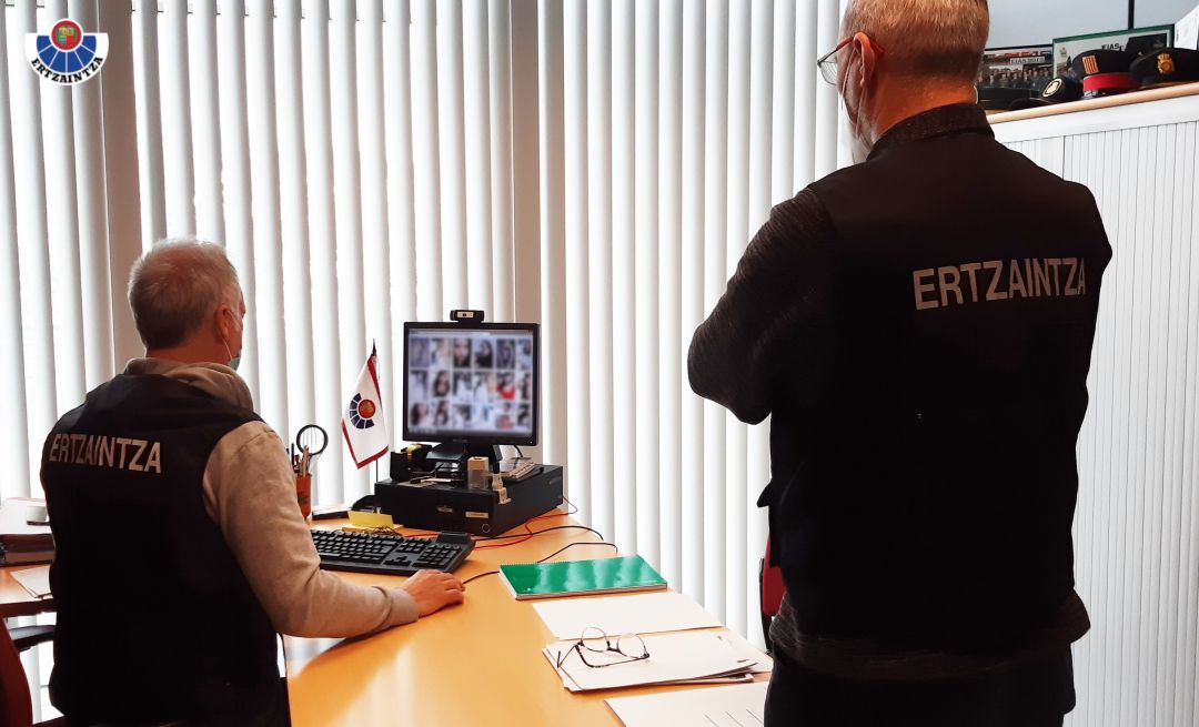 Agentes de la Sección Central de Delitos en Tecnologías de la información, en la operación Erasoak Agentes de la Sección Central de Delitos en Tecnologías de la información, en la operación Erasoak