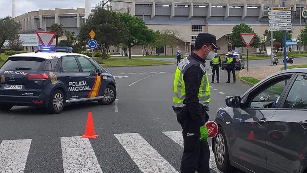 Control de la Policía Nacional en la S-20. Control de la Policía Nacional en la S-20.