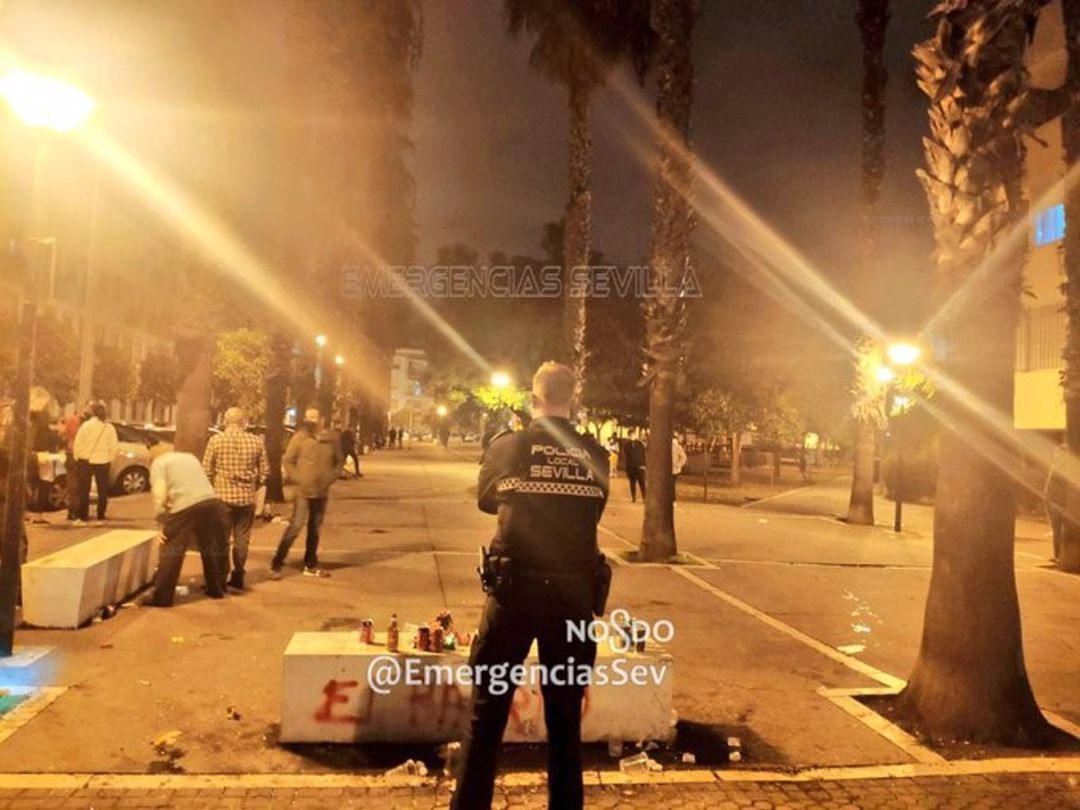 La policía local de Sevilla desaloja a un centenar de personas que hacía botellón en Heliópolis La policía local de Sevilla desaloja a un centenar de personas que hacía botellón en Heliópolis