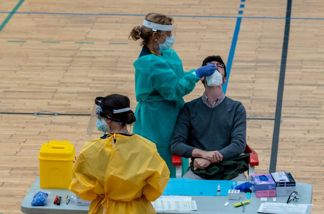 Sanitarios trabajando durante las pruebas de cribado de covid-19 con test de antígenos en el pabellón deportivo de 'El Paraguas'. En Sevilla Sanitarios trabajando durante las pruebas de cribado de covid-19 con test de antígenos en el pabellón deportivo de 'El Paraguas'. En Sevilla
