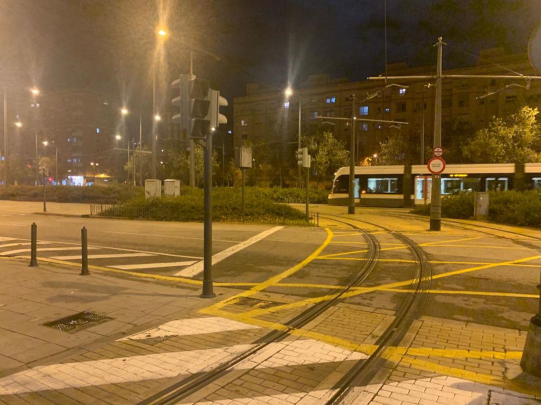 Varios semáforos averiados en un cruce de la ciudad de València donde pasan las vías del tranvía. Varios semáforos averiados en un cruce de la ciudad de València donde pasan las vías del tranvía.
