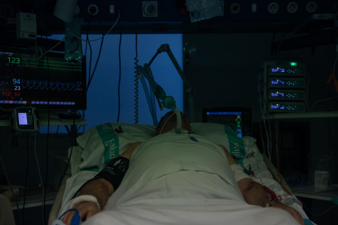 Un paciente de COVID-19 en la UCI. Un paciente de COVID-19 en la UCI.
