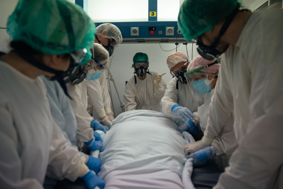 Varios sanitarios con un enfermo de COVID-19 en la UCI. Varios sanitarios con un enfermo de COVID-19 en la UCI.