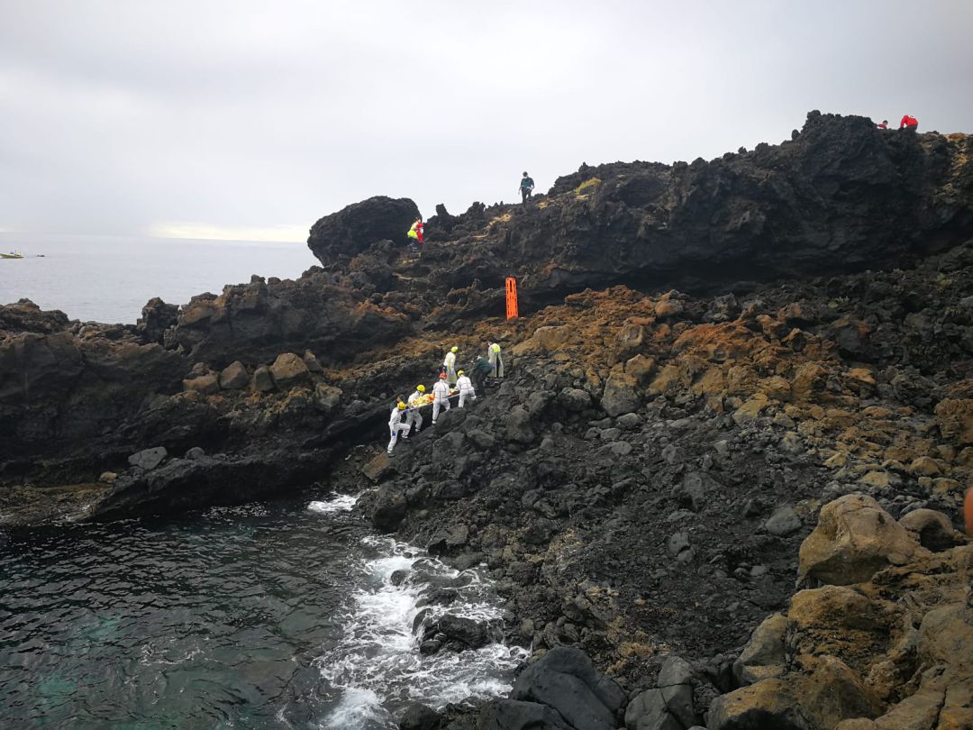 Los servicios de emergencias rescatando a uno de los migrantes en el Charco del Palo. Los servicios de emergencias rescatando a uno de los migrantes en el Charco del Palo.