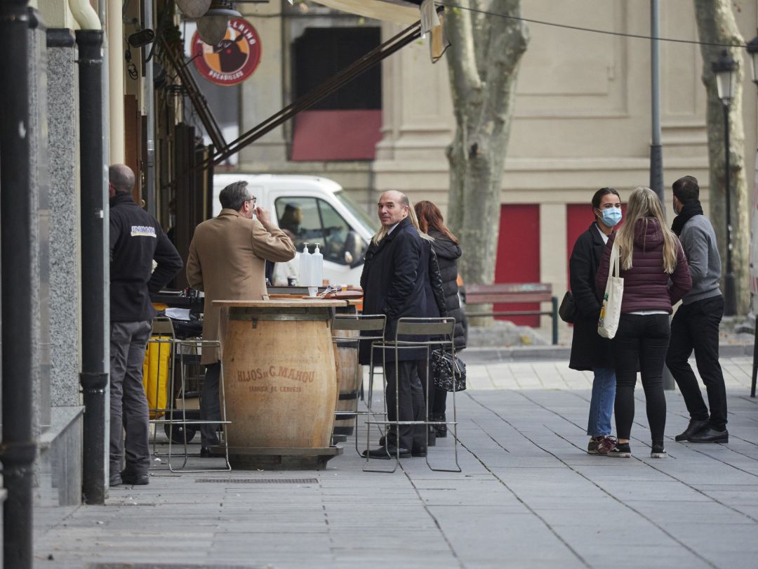 Varias personas en la terraza de un bar de Pamplona durante el primer día de la desescalada de la segunda ola del coronavirus en Navarra (España), a 26 de noviembre de 2020 Varias personas en la terraza de un bar de Pamplona durante el primer día de la desescalada de la segunda ola del coronavirus en Navarra (España), a 26 de noviembre de 2020