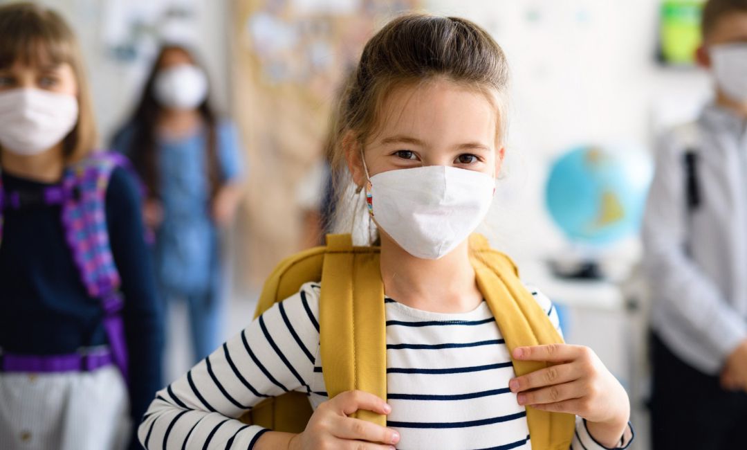 Una niña con mascarilla para protegerse del coronavirus. Una niña con mascarilla para protegerse del coronavirus.