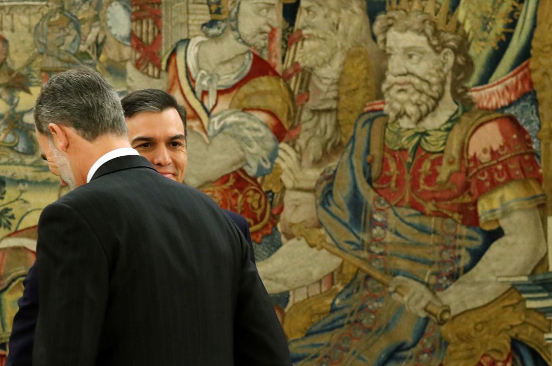 Pedro Sánchez posa con el rey Felipe VI de España, después de prestar juramento durante una ceremonia de juramento en el Palacio de la Zarzuela en Madrid el 8 de enero de 2020 Pedro Sánchez posa con el rey Felipe VI de España, después de prestar juramento durante una ceremonia de juramento en el Palacio de la Zarzuela en Madrid el 8 de enero de 2020