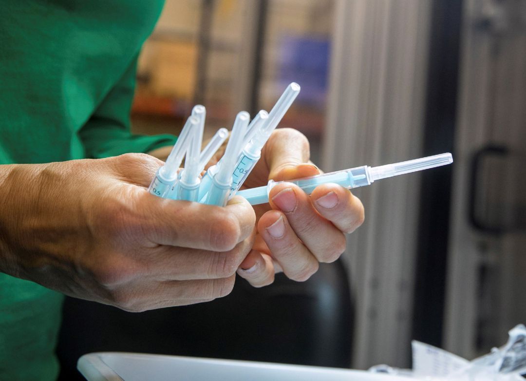 Una operaria de la planta de la empresa Becton Dickinson de Fraga (Huesca) inspecciona unas muestras de la jeringuilla que fabrican para administrar la vacuna contra el coronavirus. Una operaria de la planta de la empresa Becton Dickinson de Fraga (Huesca) inspecciona unas muestras de la jeringuilla que fabrican para administrar la vacuna contra el coronavirus.
