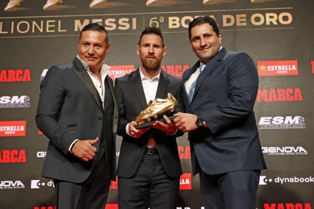 Messi posa con su sexta Bota de Oro con Morris Pagniello Messi posa con su sexta Bota de Oro con Morris Pagniello