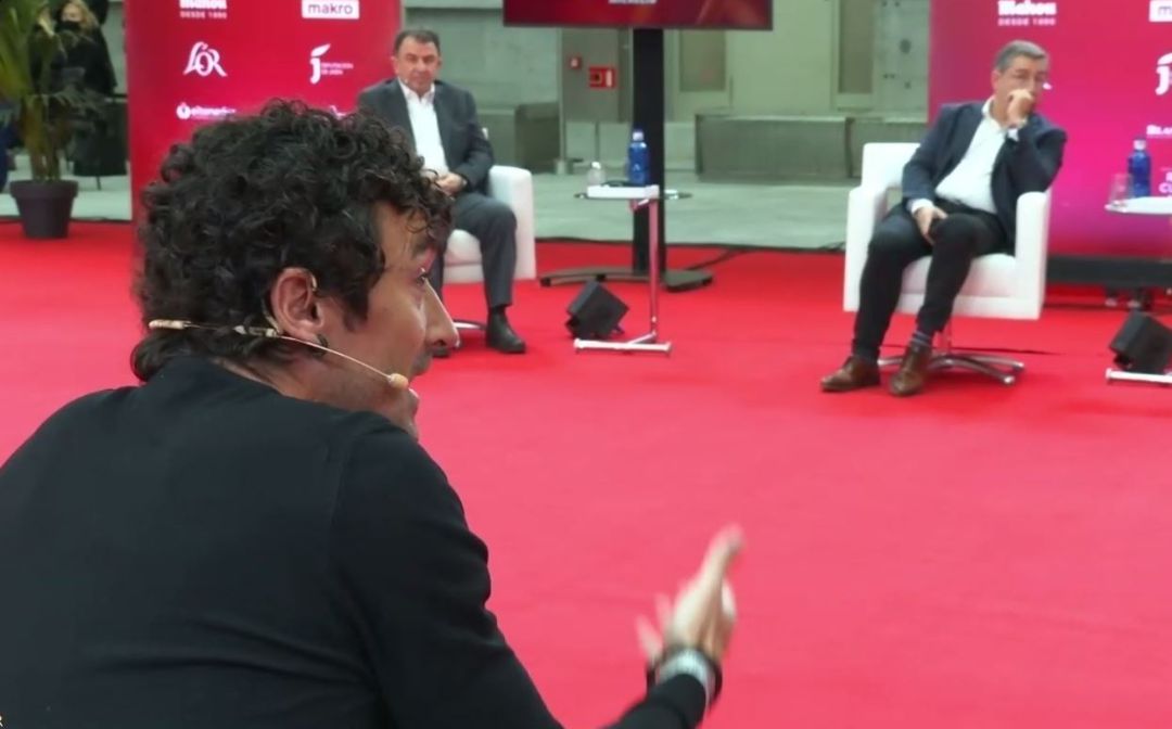 Eneko Atxa (Azurmendi) interviene en 'El debate de las estrellas' ante la mirada de Martín Berasategui y Joan Roca. Eneko Atxa (Azurmendi) interviene en 'El debate de las estrellas' ante la mirada de Martín Berasategui y Joan Roca.