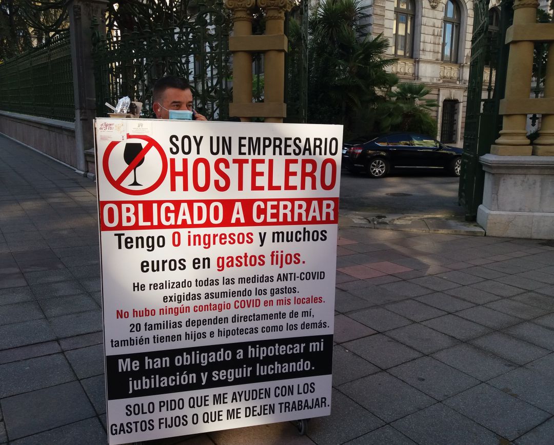 Patricio Sánchez, hostelero de Siero, más conocido como 'Titi', protesta ante la Junta General del Principado, por el cierre y la falta de ayudas que compensen las pérdidas de sus negocios. Patricio Sánchez, hostelero de Siero, más conocido como 'Titi', protesta ante la Junta General del Principado, por el cierre y la falta de ayudas que compensen las pérdidas de sus negocios.