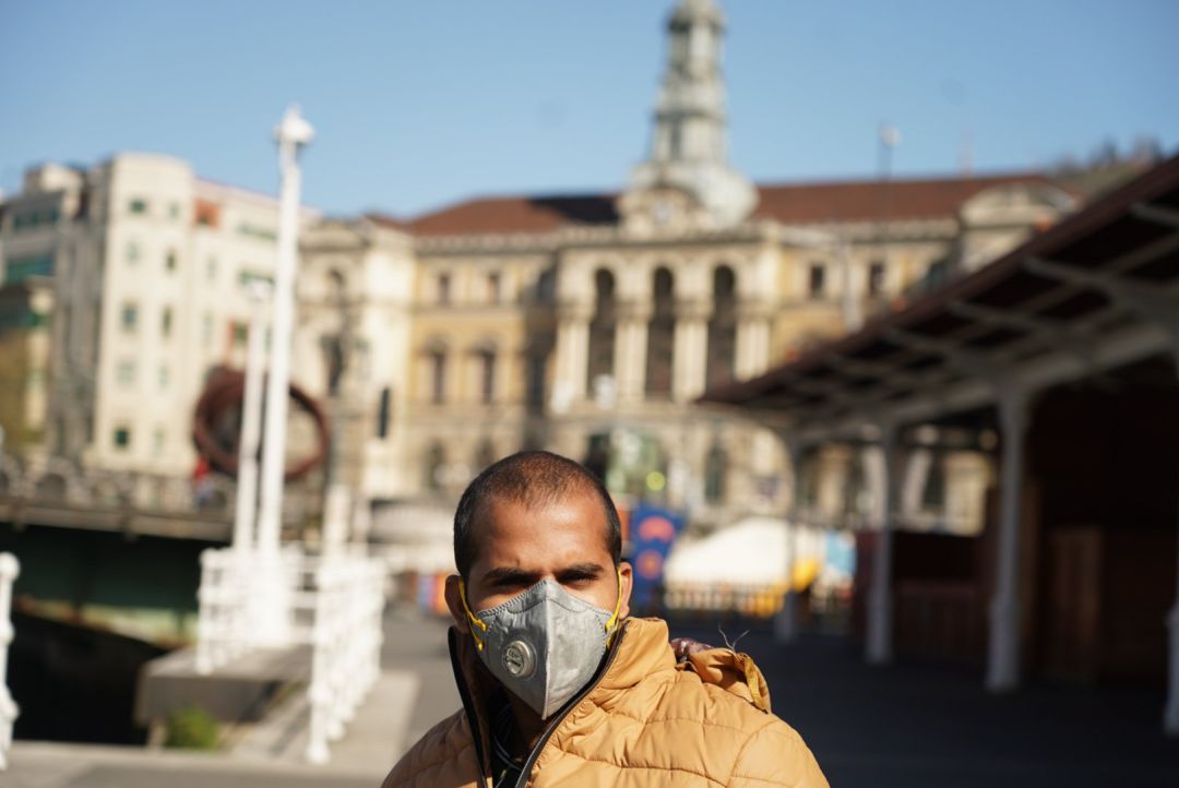 Un hombre pasea protegido con mascarilla por Bilbao, en una imagen de archivo Un hombre pasea protegido con mascarilla por Bilbao, en una imagen de archivo