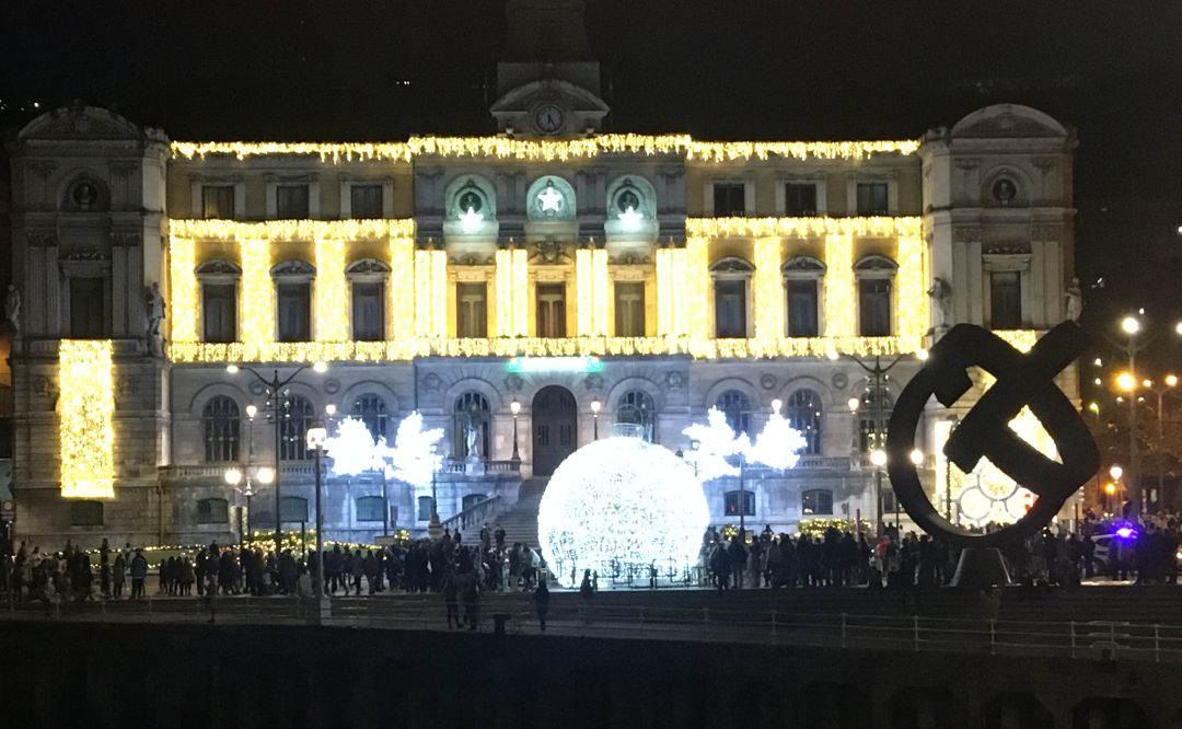 El sábado la policía municipal tuvo que cortar el tráfico durante un par de horas para garantizar la seguridad de los miles de viandantes que se acercaron a ver las luces de Navidad El sábado la policía municipal tuvo que cortar el tráfico durante un par de horas para garantizar la seguridad de los miles de viandantes que se acercaron a ver las luces de Navidad
