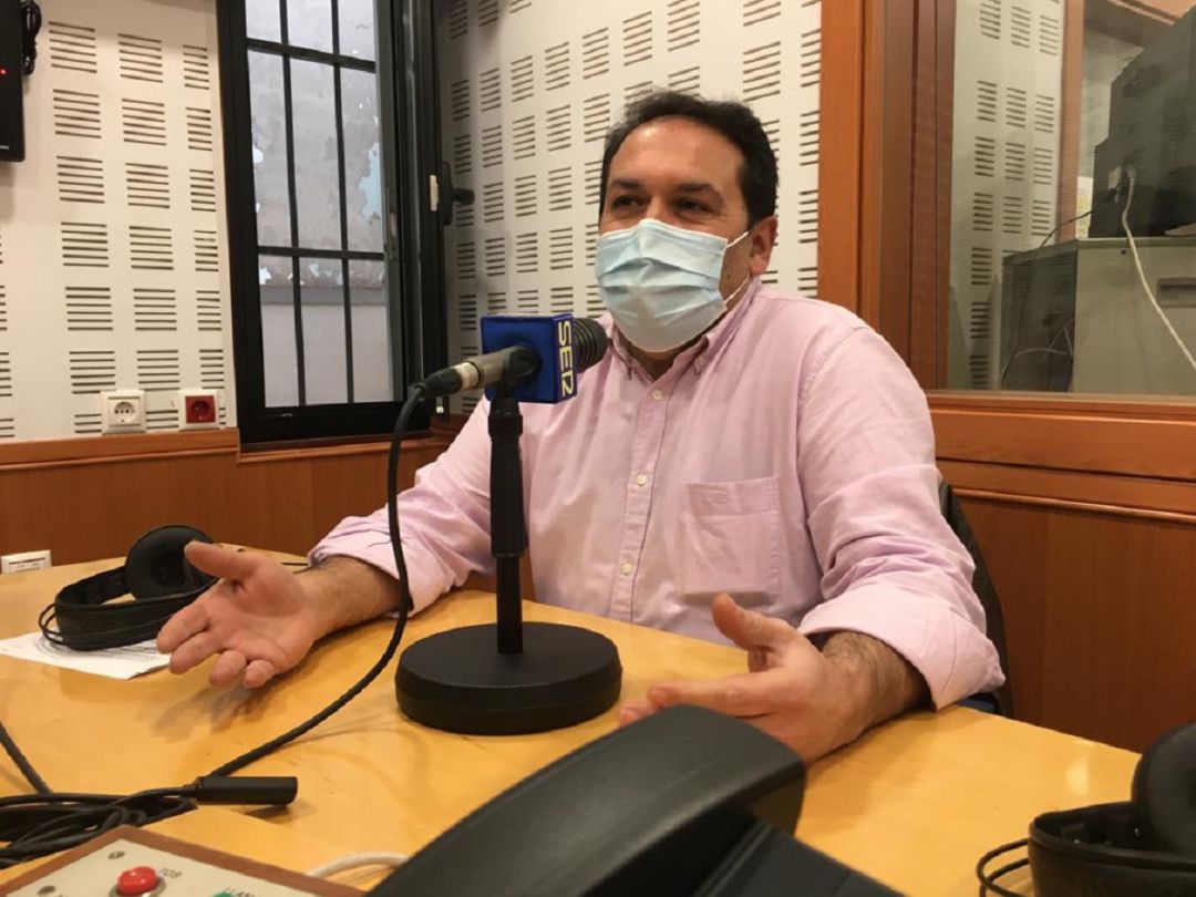 Juan Ruz, director de el periódico El Día de Córdoba, en el estudio de Radio Córdoba Cadena SER Juan Ruz, director de el periódico El Día de Córdoba, en el estudio de Radio Córdoba Cadena SER