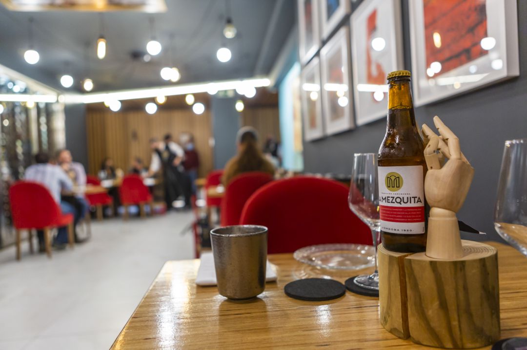 Un botellín de cerveza La Mezquita, en el restaurante ReComiendo Un botellín de cerveza La Mezquita, en el restaurante ReComiendo