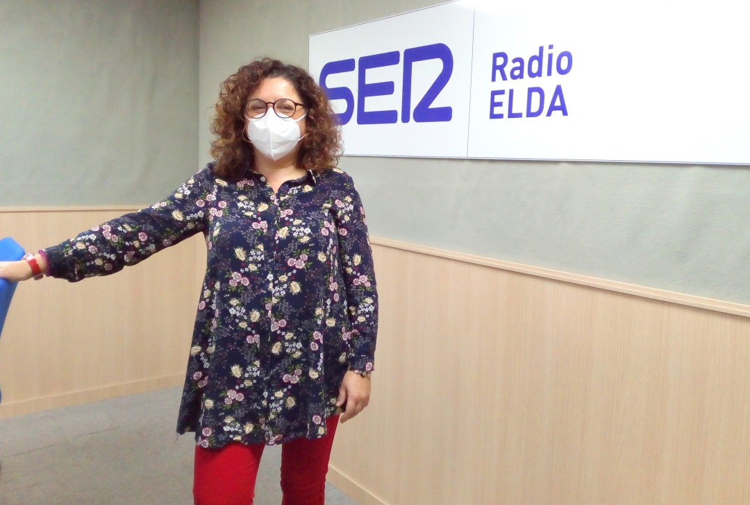 Virtudes Hernández en el estudio de Radio Elda SER Virtudes Hernández en el estudio de Radio Elda SER