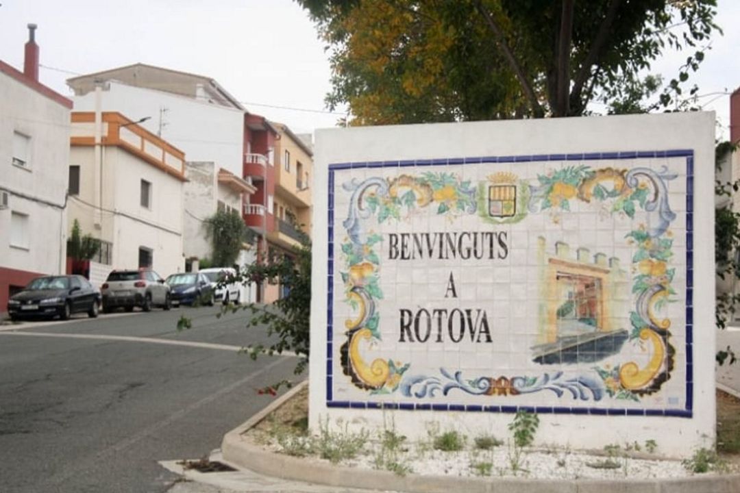 Entrada al municipio de Ròtova Entrada al municipio de Ròtova