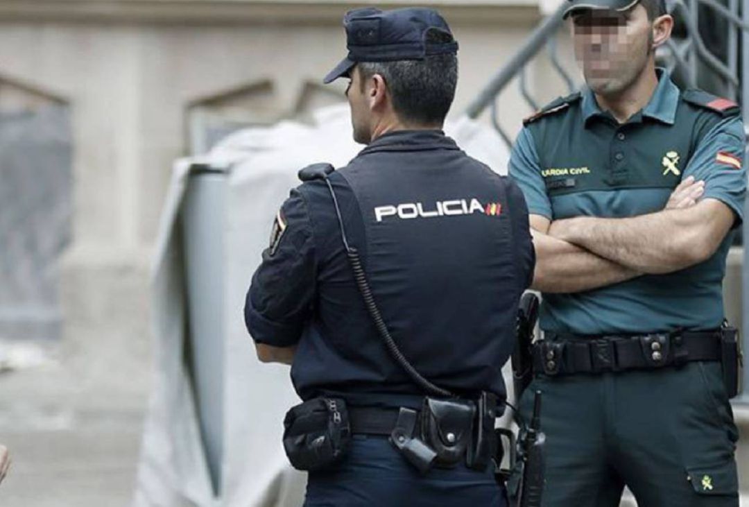 Imagen de archivo de agentes de la Policía Nacional y de la Guardia Civil Imagen de archivo de agentes de la Policía Nacional y de la Guardia Civil