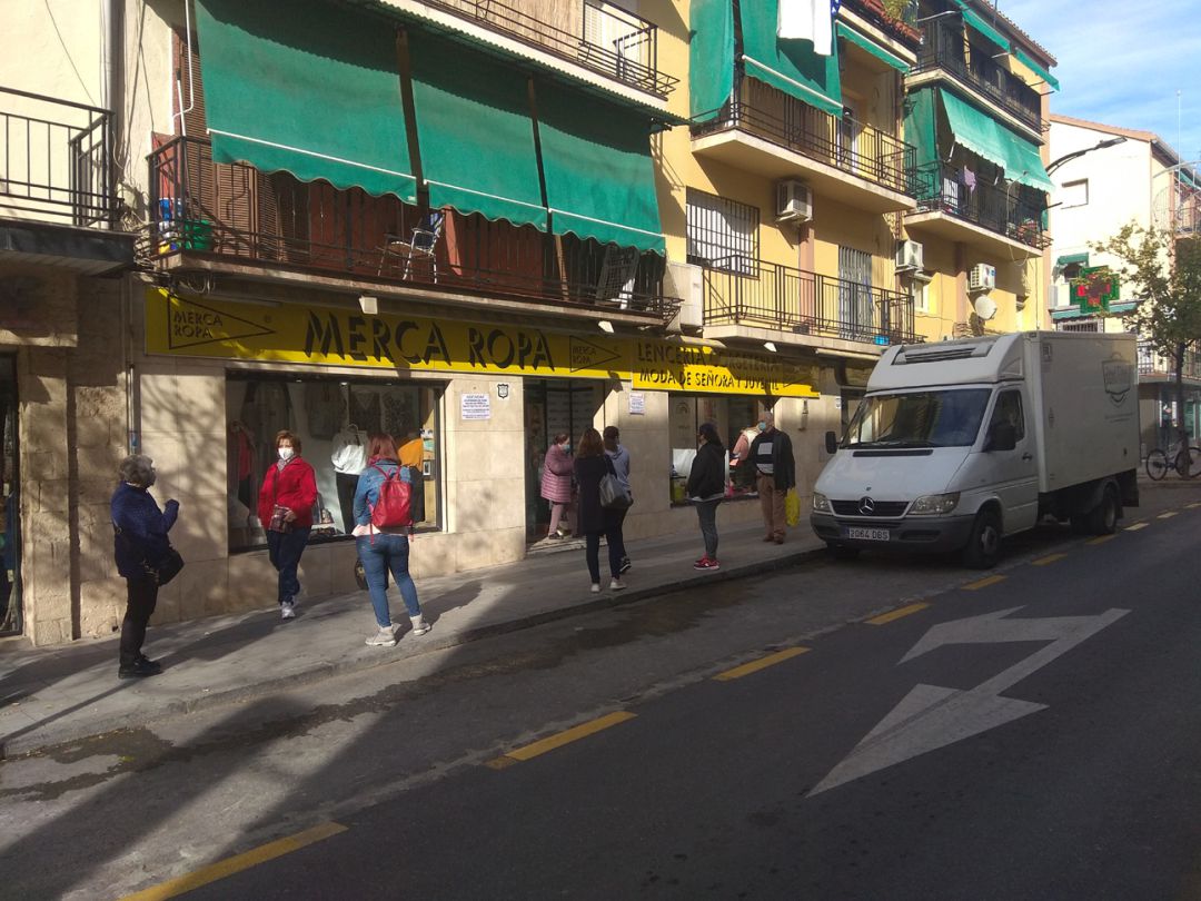Clientes hacen cola para entrar en una tienda del barrio de La Chana de Granada, reabierta este 30 de noviembre tras 21 días de cierre por las medidas anti-covid en marcha Clientes hacen cola para entrar en una tienda del barrio de La Chana de Granada, reabierta este 30 de noviembre tras 21 días de cierre por las medidas anti-covid en marcha