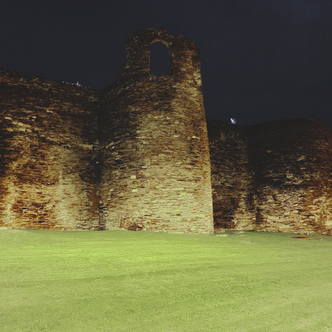 La Mosquera de la Muralla romana de Lugo fotografiada durante la noche. La Mosquera de la Muralla romana de Lugo fotografiada durante la noche.