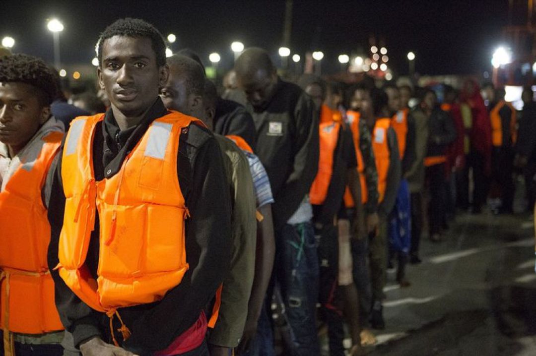 Salvamento marítimo traslada inmigrantes en el mar de Alborán Salvamento marítimo traslada inmigrantes en el mar de Alborán