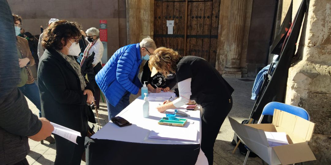 La recogida de firmas para sacar adelante la ILP que pretende dotar de personalidad jurídica al Mar Menor arrancó este fin de semana en varios puntos de la Región de Murcia. En la imagen Plaza de Santo Domingo (Murcia) La recogida de firmas para sacar adelante la ILP que pretende dotar de personalidad jurídica al Mar Menor arrancó este fin de semana en varios puntos de la Región de Murcia. En la imagen Plaza de Santo Domingo (Murcia)