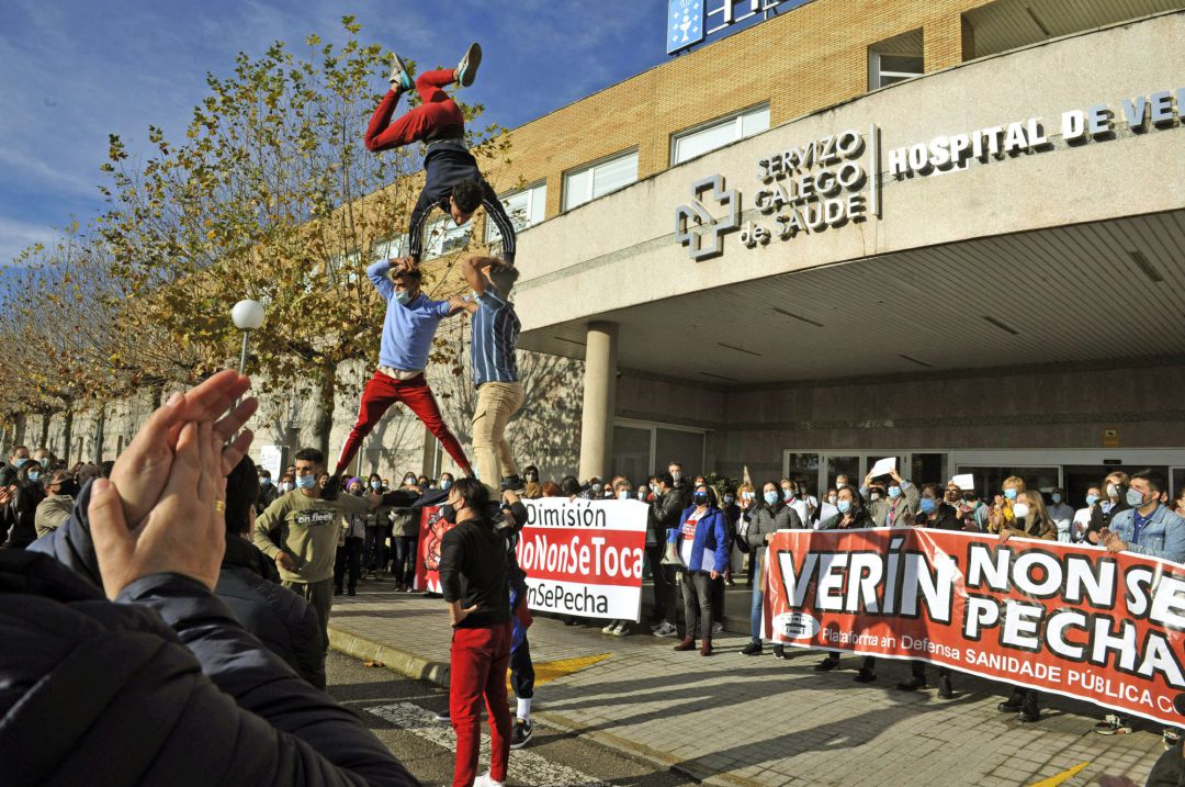 A la Plataforma en Defensa da Sanidade Pública en Monterrei (organización convocate) se sumaron sanitarios, vecinos e incluso acróbatas del 'Circo de los Muchachos' A la Plataforma en Defensa da Sanidade Pública en Monterrei (organización convocate) se sumaron sanitarios, vecinos e incluso acróbatas del 'Circo de los Muchachos'