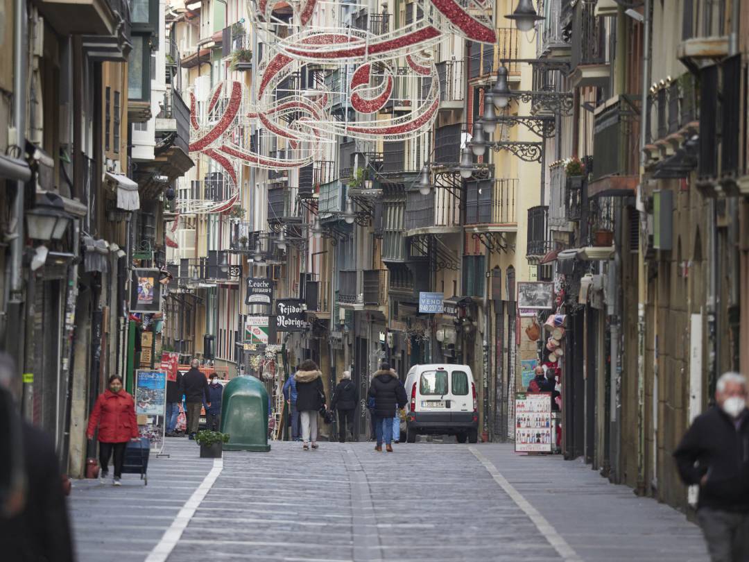 Transeuntes pasean por una calle del Casco Antiguo de Pamplona Transeuntes pasean por una calle del Casco Antiguo de Pamplona