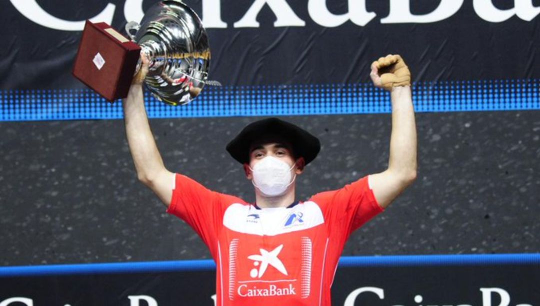 Erik Jaka levanta la copa y festeja su primera txapela del manomanista conquista en el fronton BIzkaia de Bilbo Erik Jaka levanta la copa y festeja su primera txapela del manomanista conquista en el fronton BIzkaia de Bilbo