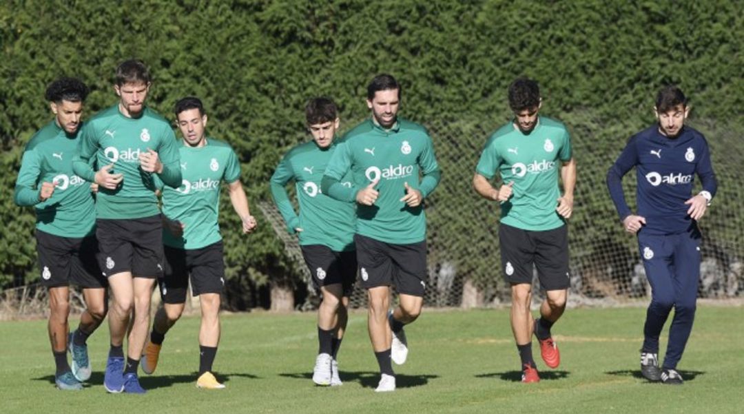 Los jugadores trotan en el campo 1 de La Albericia en la sesión regenerativa del domingo Los jugadores trotan en el campo 1 de La Albericia en la sesión regenerativa del domingo
