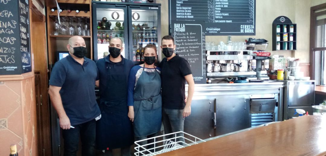 De izquierda a derecha, Javier padre, Javi hijo, Beatriz e Israel, al frente de la Cervecería la Fresqui De izquierda a derecha, Javier padre, Javi hijo, Beatriz e Israel, al frente de la Cervecería la Fresqui