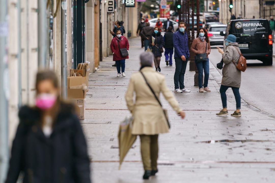 Varias personas pasean por las calles de Burgos, una de las ciudades más afectadas por la pandemia Varias personas pasean por las calles de Burgos, una de las ciudades más afectadas por la pandemia
