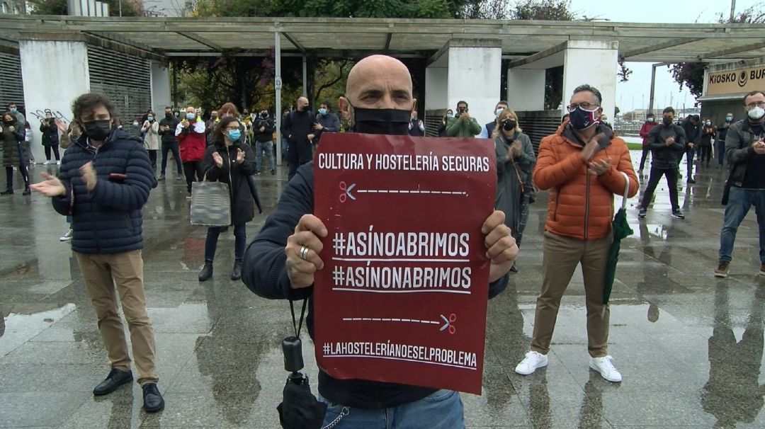 Hosteleros protestando delante de la delegación territorial de la Xunta en Vigo. Hosteleros protestando delante de la delegación territorial de la Xunta en Vigo.