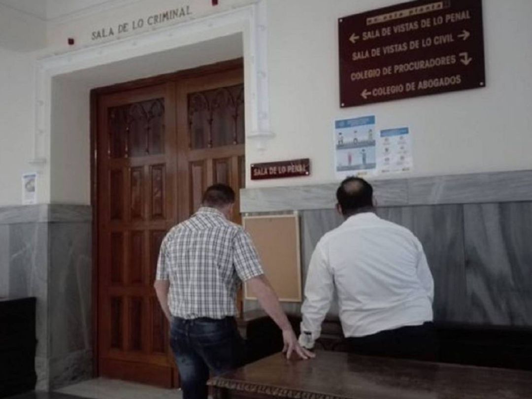Los acusados, antes de entrar a la sala de vistas en la sesiñón del juicio del pasado mes de julio Los acusados, antes de entrar a la sala de vistas en la sesiñón del juicio del pasado mes de julio