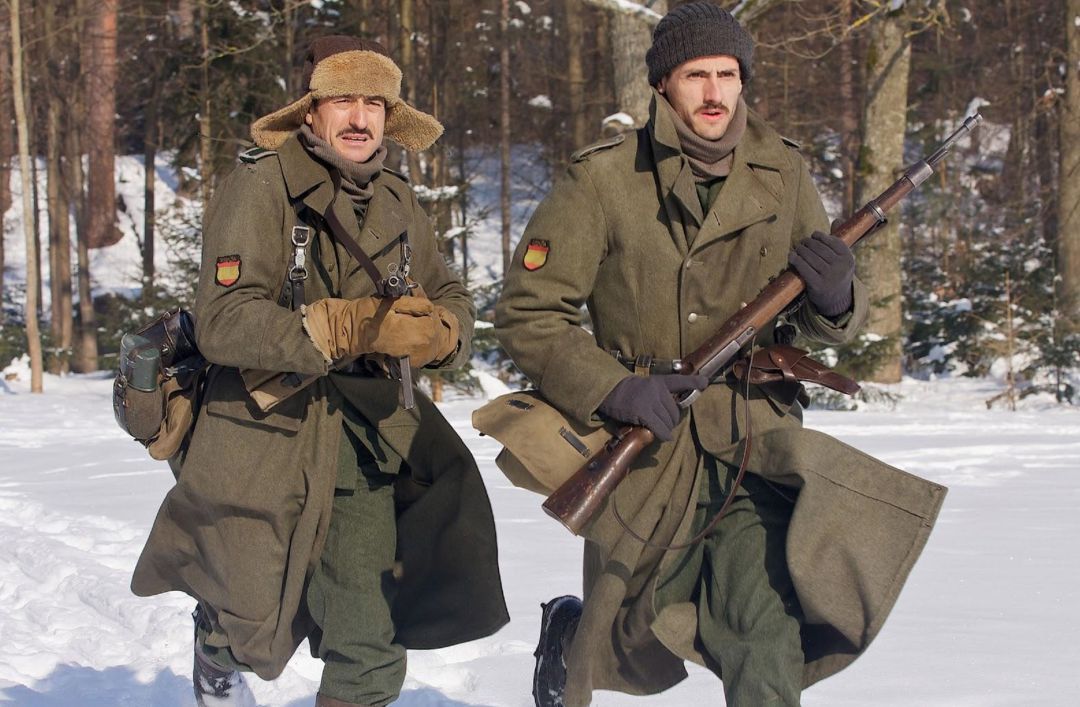 Los actores Carmelo Gómez y Juan Diego Botto en una escena de la película 'Silencio en la nieve' dirigida por Gerardo Herrero y basada en la novela ‘El tiempo de los emperadores extraños’ del escritor asturiano Ignacio del Valle. Los actores Carmelo Gómez y Juan Diego Botto en una escena de la película 'Silencio en la nieve' dirigida por Gerardo Herrero y basada en la novela ‘El tiempo de los emperadores extraños’ del escritor asturiano Ignacio del Valle.