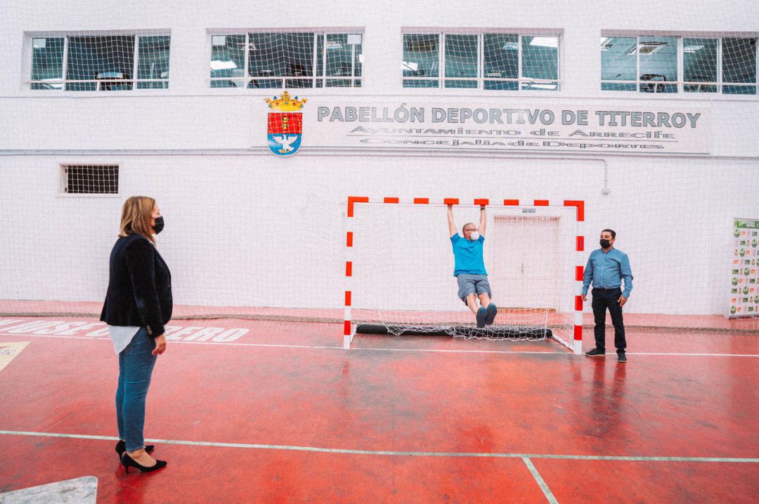 La alcaldesa de Arrecife, Ástrid Pérez, junto al concejal de Deportes, Roy González, en el pabellón de Titerroy. La alcaldesa de Arrecife, Ástrid Pérez, junto al concejal de Deportes, Roy González, en el pabellón de Titerroy.