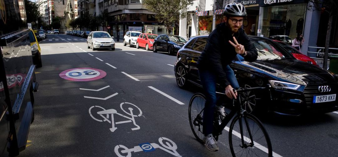 Usuario conduce bicicleta por carril señalizado Usuario conduce bicicleta por carril señalizado