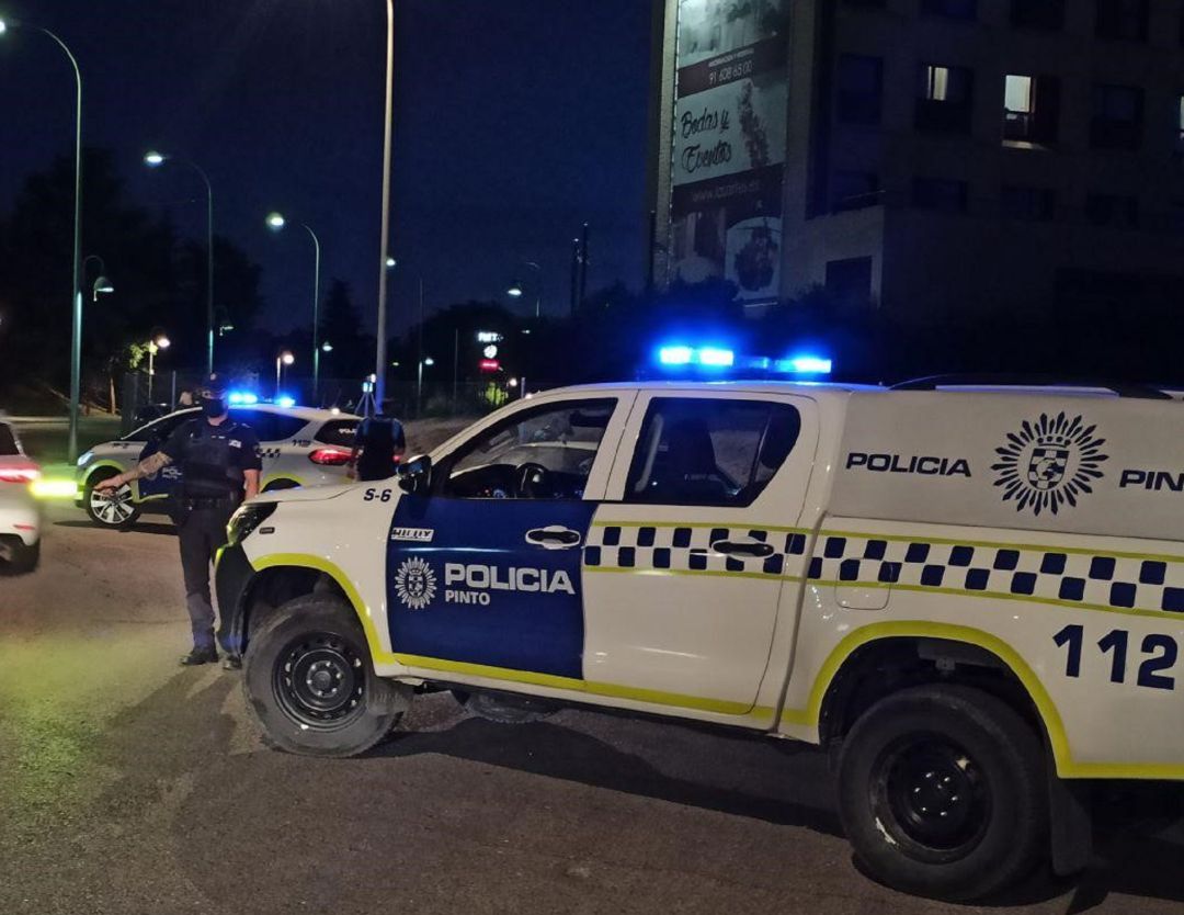 Imagen de archivo de la Policía Local pinteña durante un control policial. Imagen de archivo de la Policía Local pinteña durante un control policial.